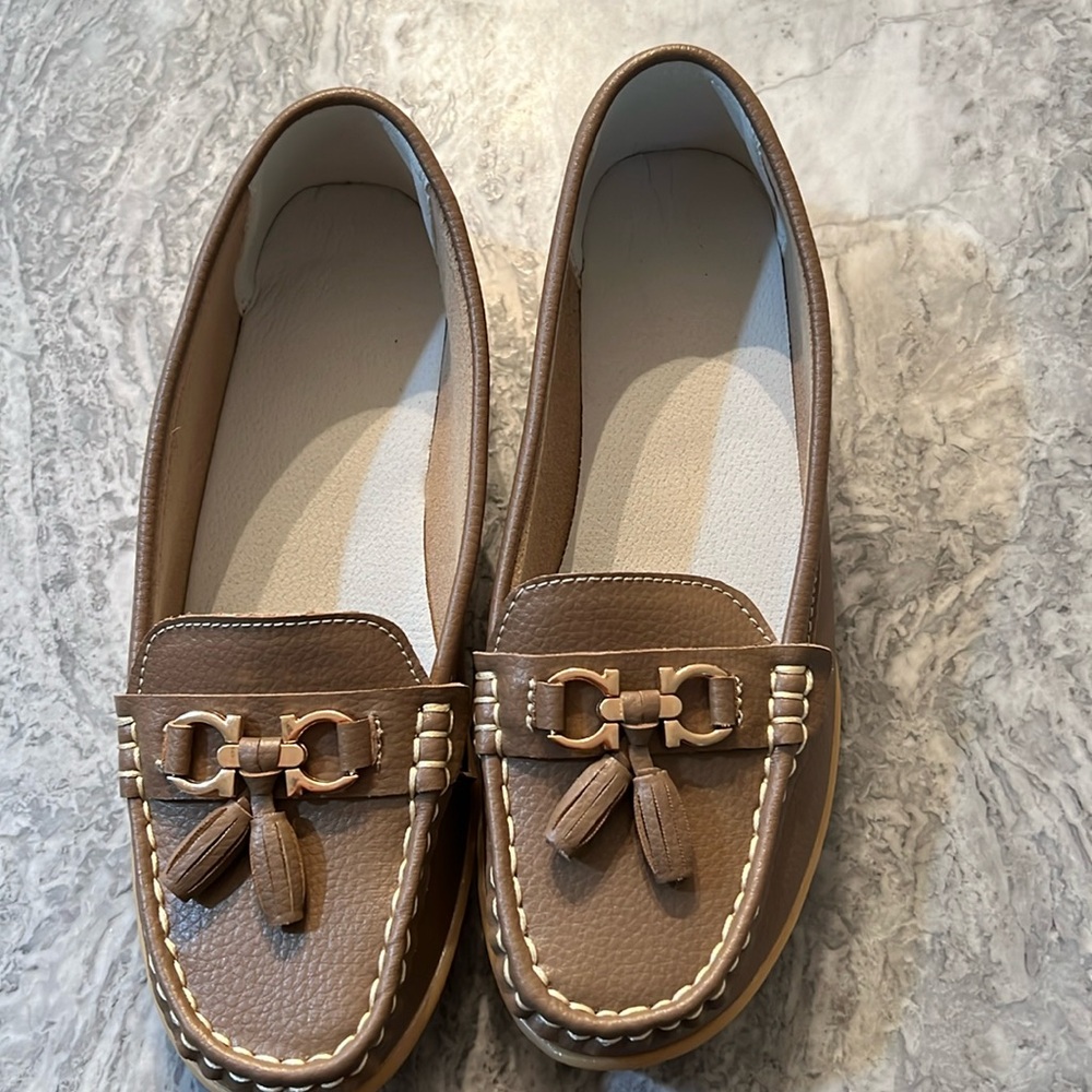 NWT- Loafers unknown brand